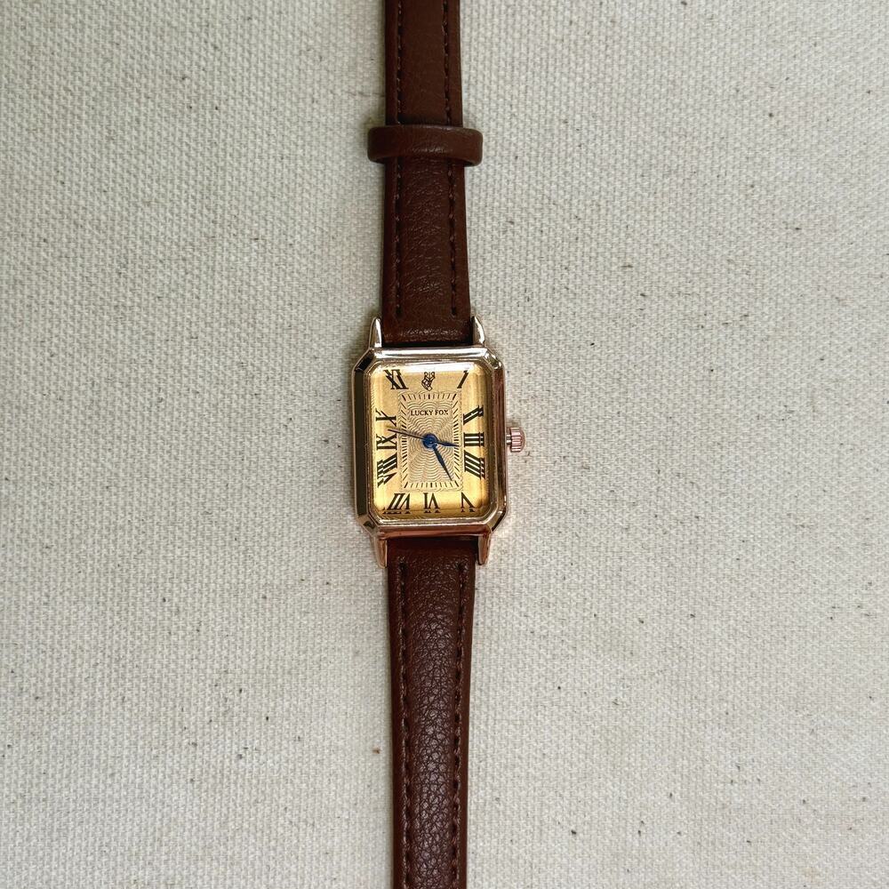 2000s vintage style rectangular gold luxury watch with leather band - Picture 8 of 11